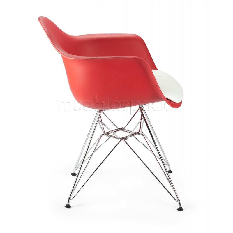 Poltrona de plástico em aço vermelho com almofada