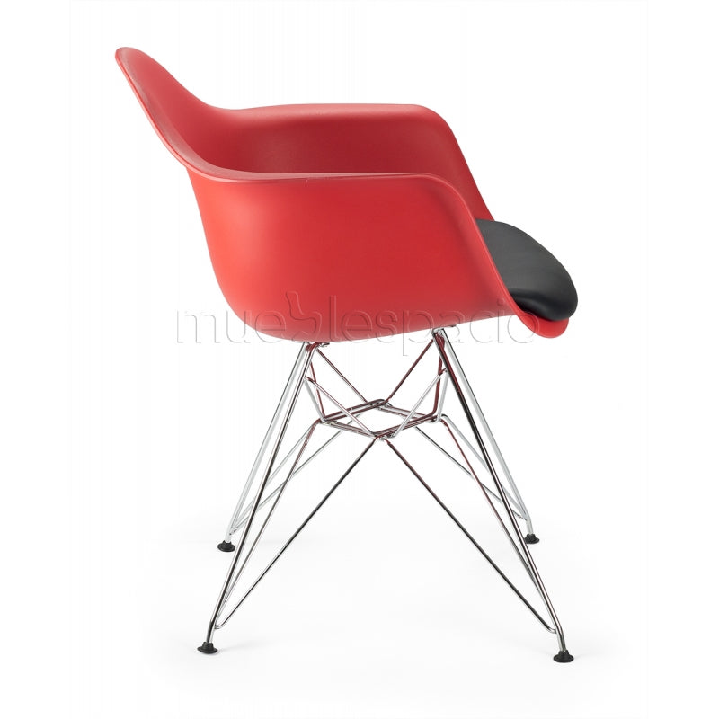 Poltrona de plástico em aço vermelho com almofada