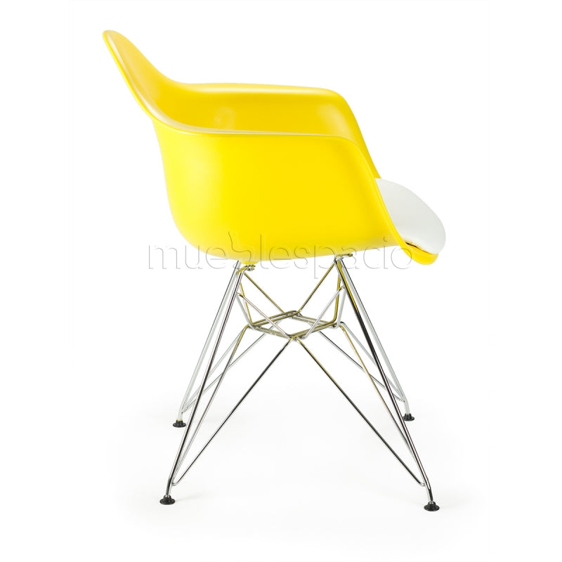 Poltrona com almofada em plástico e aço