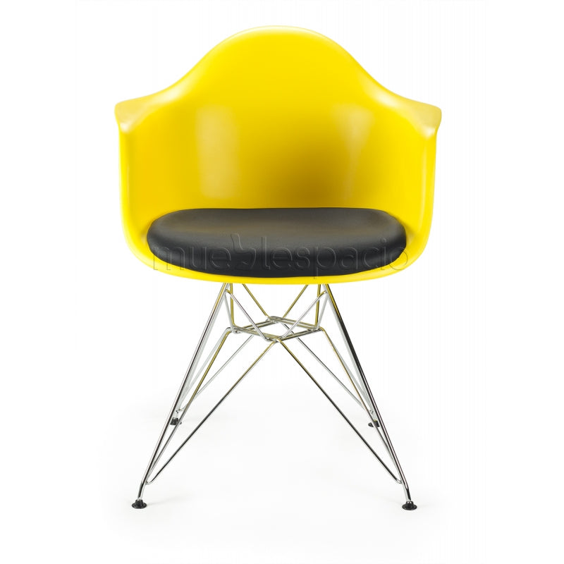 Poltrona com almofada em plástico e aço