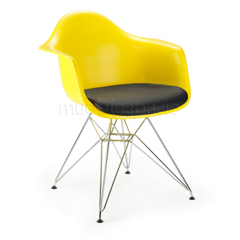 Poltrona com almofada em plástico e aço