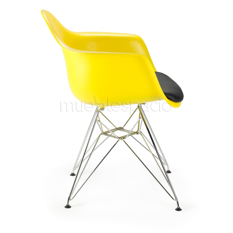 Poltrona com almofada em plástico e aço